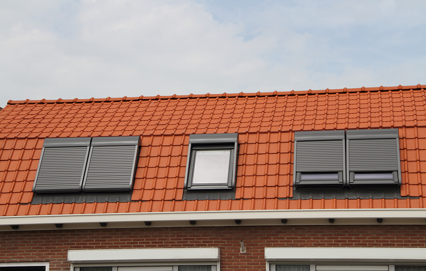 Dachfenster von außen mit Sicht- und Sonnenschutz
