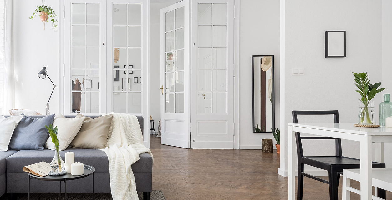Die richtige Innentür für jedes Zimmer in Deinem Zuhause finden modernes helles Wohnzimmer mit weißem Raumteiler als Tür